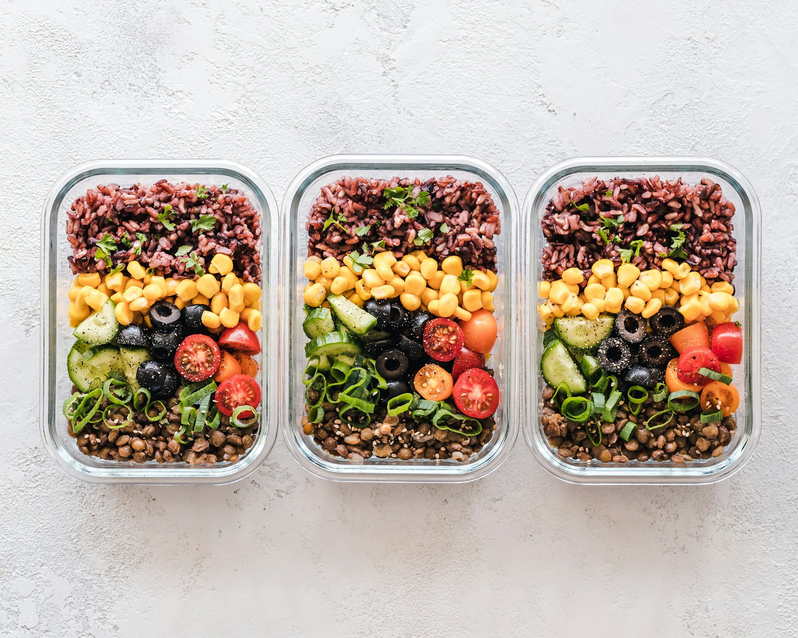 Tres recipientes de cristal con comida preparada para la semana